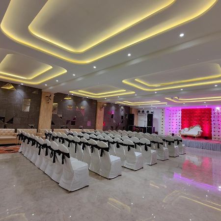 Hotel Ganpati Palace Матура Екстериор снимка