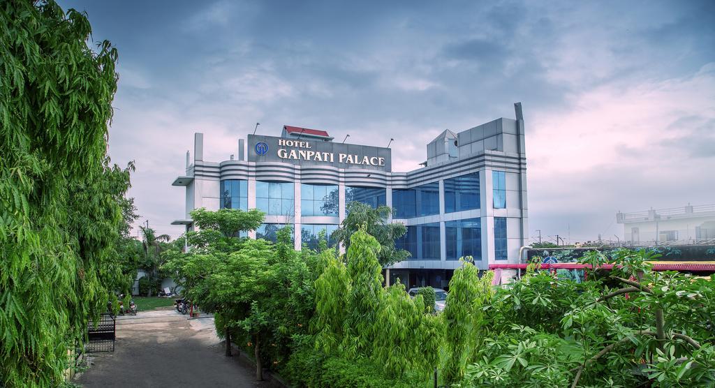 Hotel Ganpati Palace Матура Екстериор снимка