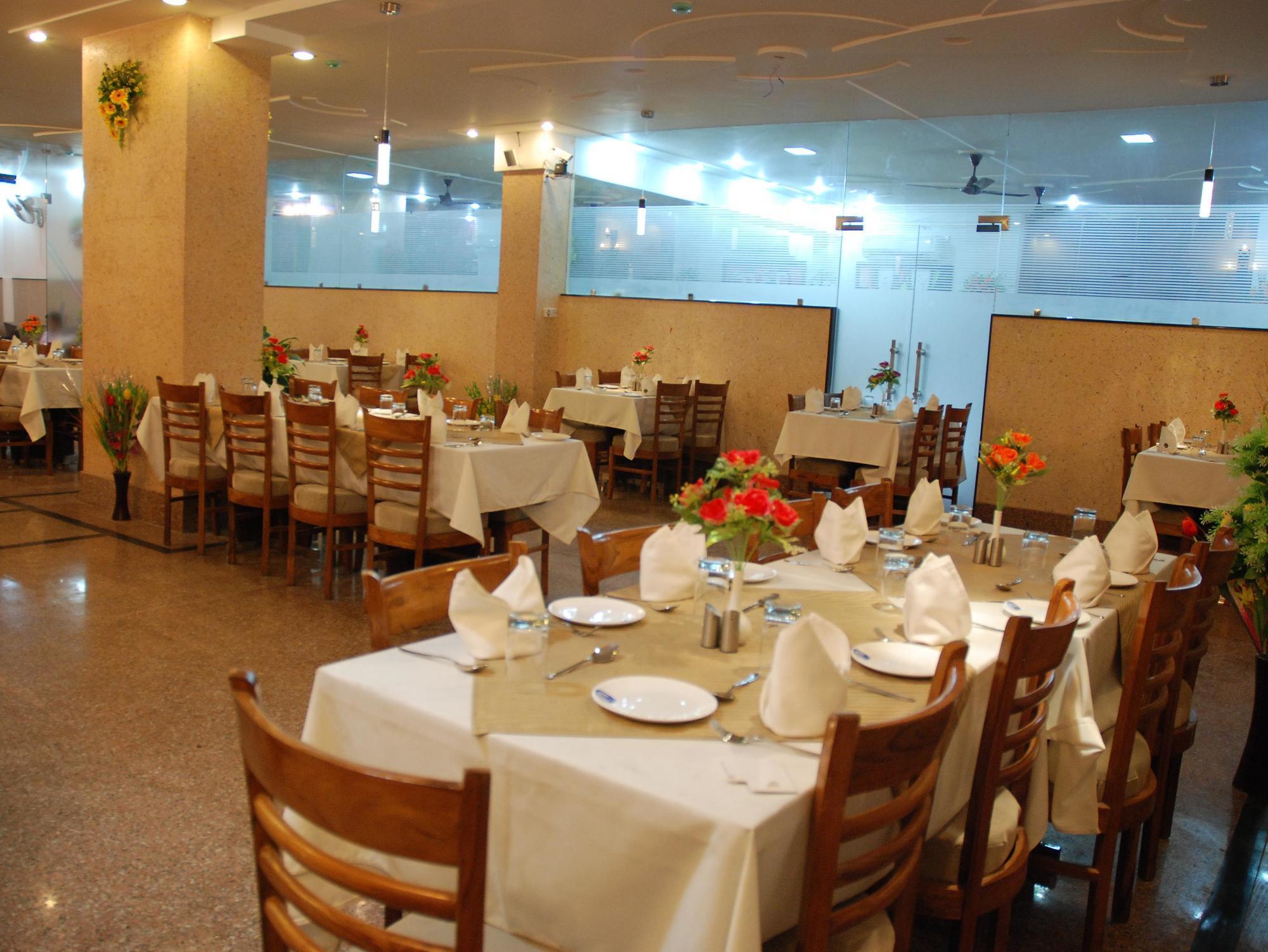 Hotel Ganpati Palace Матура Екстериор снимка